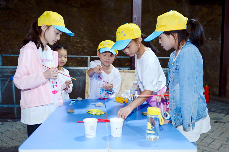 图11 孩子们细致入微地在石头上画画_副本.jpg