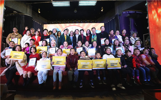 省妇联领导与所有参赛选手合影.jpg 省妇联领导与所有参赛选手合影.jpg