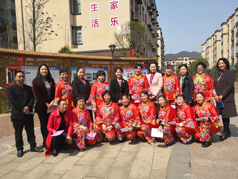 杨玲与瓮安县银盏镇江口坝社区妇女合影.jpg