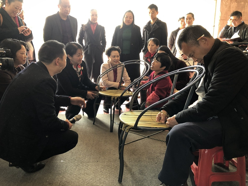 杨玲与瓮安县银盏镇江口坝社区务工妇女交谈.jpg