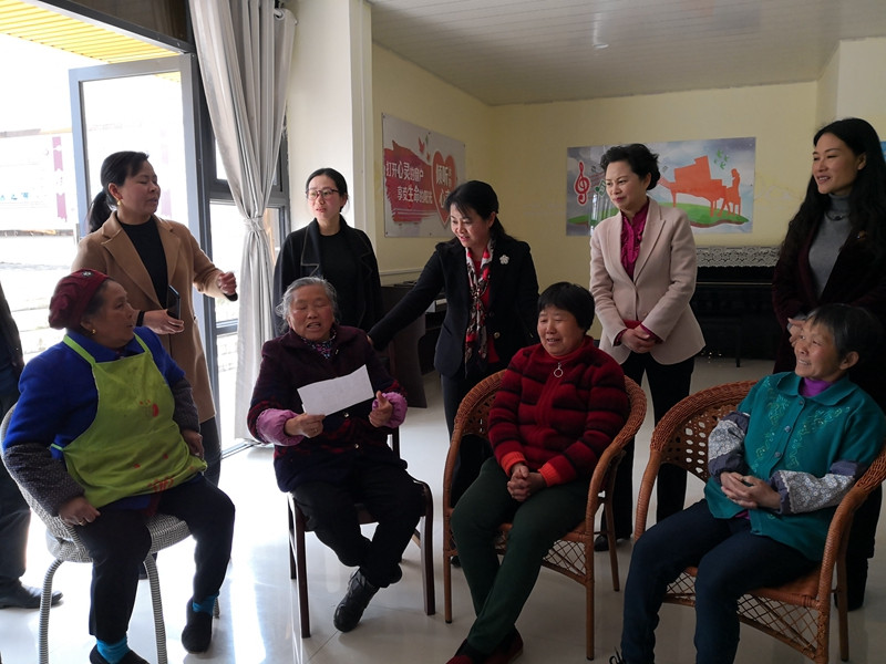 杨玲与福泉市牛场镇五新社区老年妇女交谈.jpg