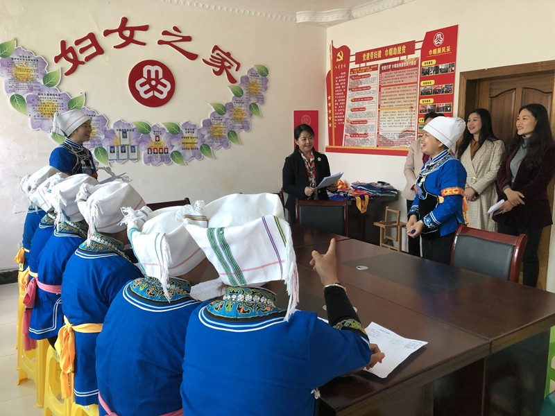 杨玲与贵定县盘江镇新街社区妇女交流.jpg